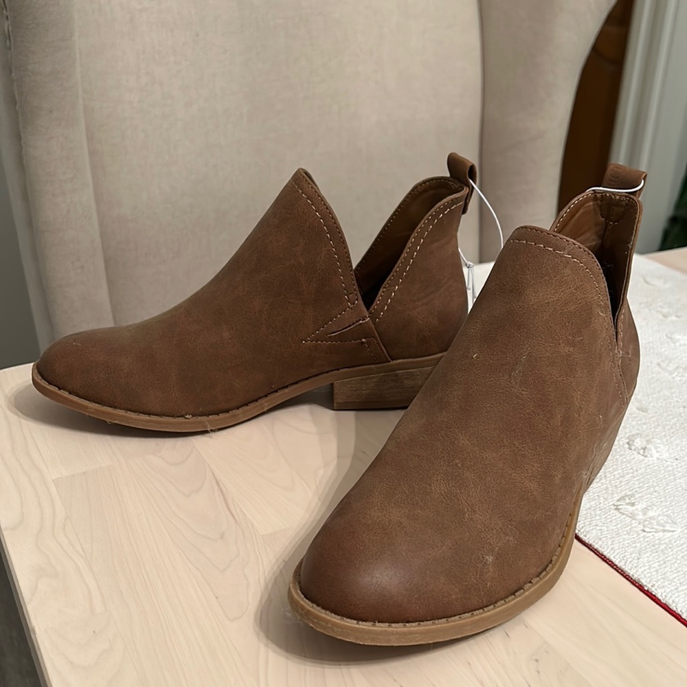 Universal Thread Goods co. Brown booties